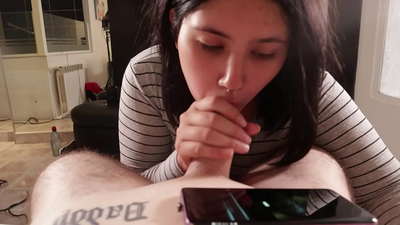 Jag retar min styvsyster medan hon tittar på Disney [Cum]